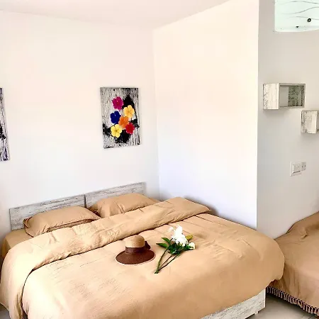 Bed and Breakfast Private Bedroom With Balcony In A Shared At The Bay Of