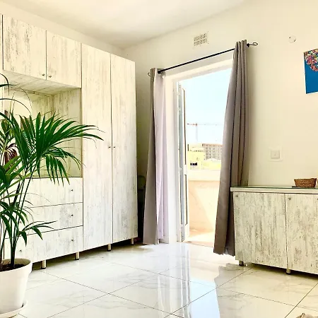 Private Bedroom With Balcony In A Shared At The Bay Of Bed & Breakfast *